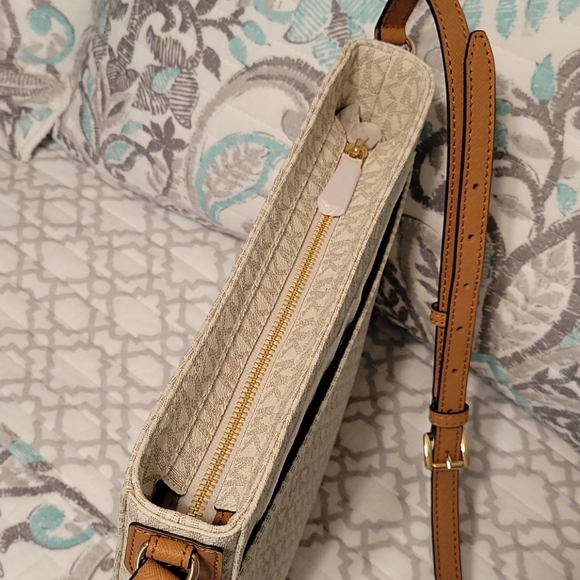 Michael Kors Jet Set Travel Purse - Picture 4 of 4